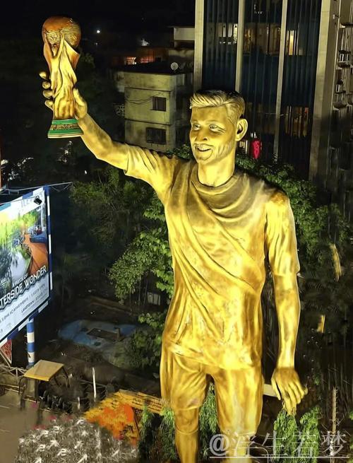 梅西开启印度之旅,加尔各答矗立21米捧杯雕像 梅西开启印度之旅,加尔各答矗立21米捧杯雕像