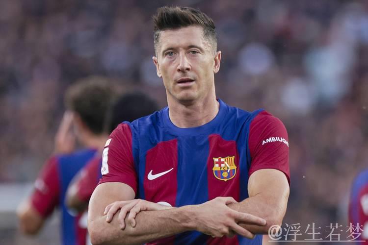 莱万愿大幅降薪续约巴萨，德科称需综合评估
